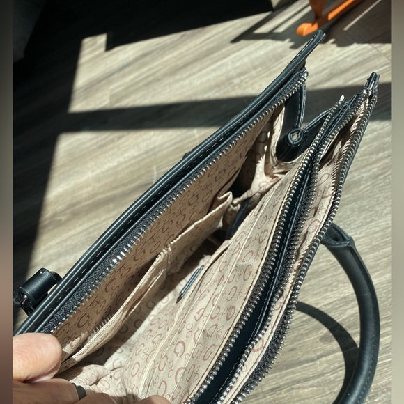 Multi compartment Guess structured back purse, some scratches on handle - Picture 12 of 12